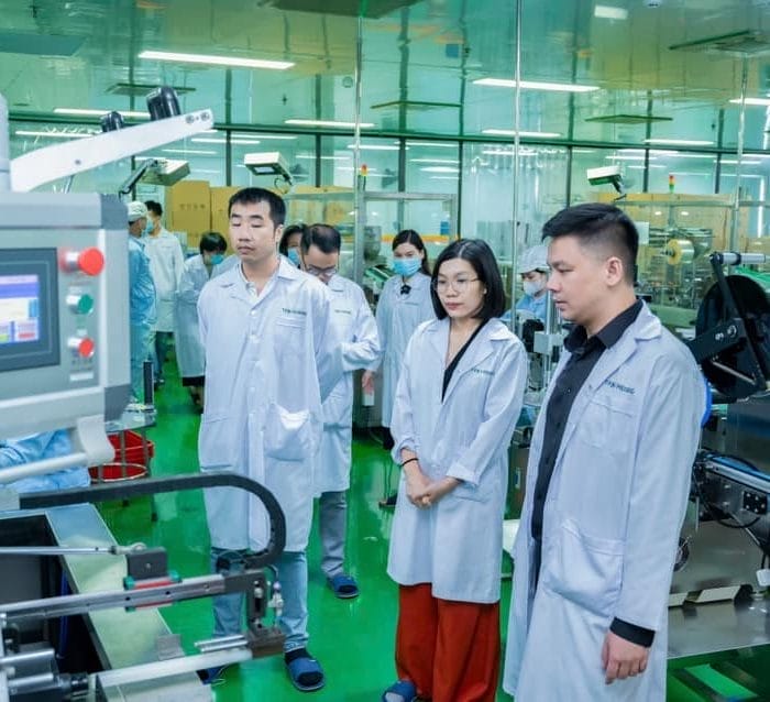 Khách hàng tới thăm quan nhà máy Thái Hương