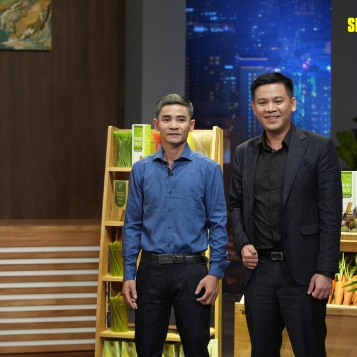 Shark Thái và anh Lê Văn Tám - Giám đốc ống hút rau củ Ecos. Nguồn ảnh: Shark Tank Việt Nam