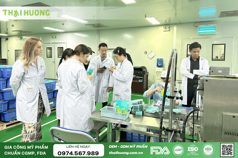 Thăm quan phòng chiết rót sản phẩm tại nhà máy Thái Hương
