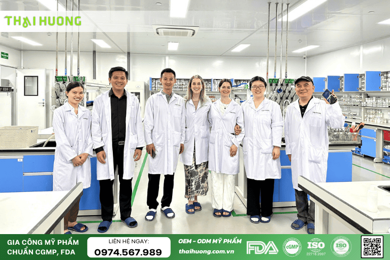 Khách hàng thăm quan phòng R&D cũng các chuyên gia tại nhà máy Thái Hương