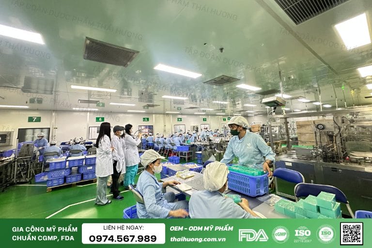Khách hàng tham quan phòng đóng gói tại nhà máy Thái Hương