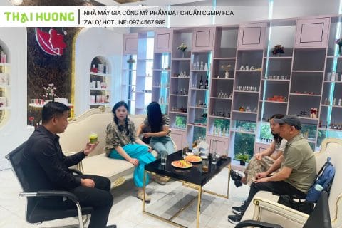 PCT-Shark Nguyễn Văn Thái làm việc cùng khách hàng tại "đất nước tỷ dân"